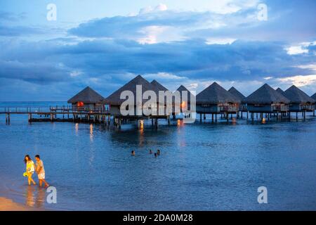 Sonnenuntergang im Le Meridien Hotel auf der Insel Tahiti, Französisch Polynesien, Tahiti Nui, Gesellschaftsinseln, Französisch Polynesien, Südpazifik. Stockfoto