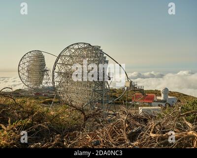 Erstaunliche Ansicht der modernen Teleskope auf dunklen Berggipfel gegen bewölkt Himmel am astronomischen Observatorium auf der Insel La Palma in Spanien Stockfoto