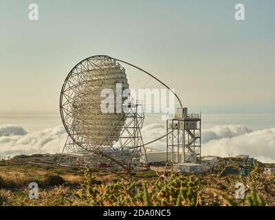 Erstaunliche Ansicht der modernen Teleskope auf dunklen Berggipfel gegen bewölkt Himmel am astronomischen Observatorium auf der Insel La Palma in Spanien Stockfoto