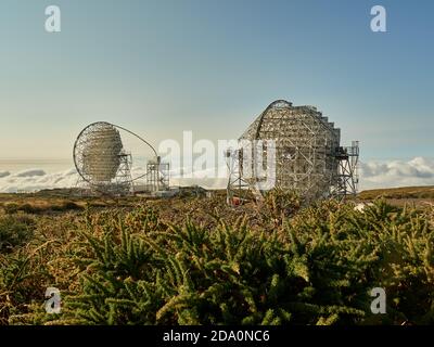 Erstaunliche Ansicht der modernen Teleskope auf dunklen Berggipfel gegen bewölkt Himmel am astronomischen Observatorium auf der Insel La Palma in Spanien Stockfoto