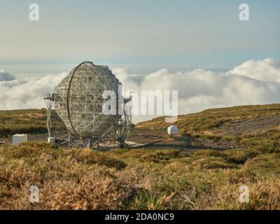 Erstaunliche Ansicht der modernen Teleskope auf dunklen Berggipfel gegen bewölkt Himmel am astronomischen Observatorium auf der Insel La Palma in Spanien Stockfoto