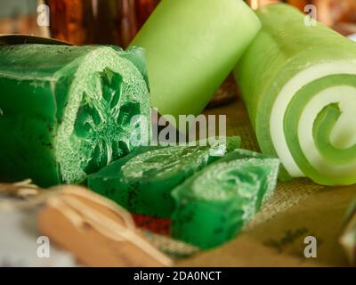 Nahaufnahme von Bars von natürlichen grünen handgemachten Seife angeordnet auf Tisch zu Hause Stockfoto