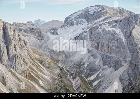 Herrliche Aussicht auf verschneite Berge und Tal in den Dolomiten Blauer Himmel mit Wolken Stockfoto