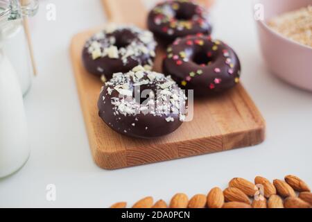 Donuts und Zutaten für Rezept auf dem Tisch Stockfoto