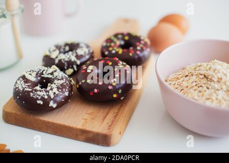Donuts und Zutaten für Rezept auf dem Tisch Stockfoto