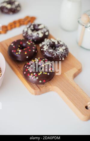 Donuts und Zutaten für Rezept auf dem Tisch Stockfoto