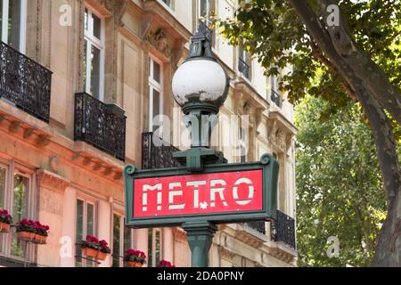 Metro in Paris, Frankreich. Die Pariser Metro ist eines der größten U-Bahnsysteme der Welt Stockfoto