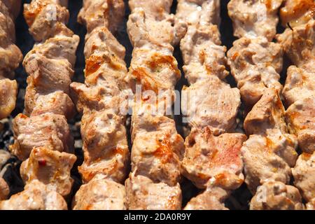 Schweinefleisch gebraten mit einer Kruste Schisch Kebab auf Holzspieße Nahaufnahme Stockfoto