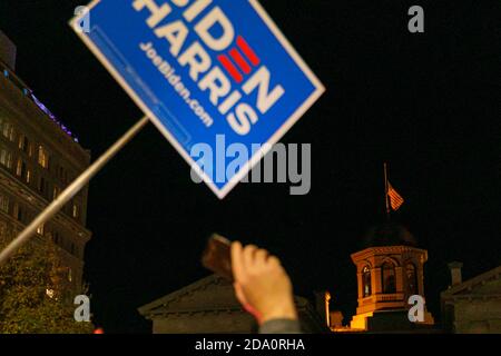 Portland, USA. November 2020. Eine Flagge fliegt über dem alten Bundesgerichtsgebäude am Pioneer Square. Eine improvisierte Tanzparty, die die Niederlage von Donald Trump durch Joseph Biden feierte, brachte am Abend des 7. November 2020 Hunderte von tanzenden Parties, einen Diskjockey und kostümierte Zelebranten nach Portland, Oregon's Pioneer Square. (Foto: John Rudoff/Sipa USA) Quelle: SIPA USA/Alamy Live News Stockfoto