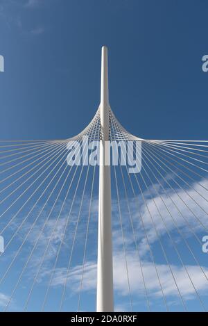 Von unten von weißen zeitgenössischen Hängebrücke mit hoher Säule Verbinden vieler Kabel mit blauem Himmel Stockfoto