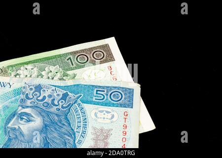 Polnische Währung Zloty auf schwarzem Hintergrund Stockfoto