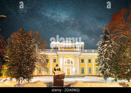 Gomel, Weißrussland. Stadtpark In Winternacht. Nächtlicher Sternenhimmel Über Rumyantsvs Und Paskeviches Palast Im Homiel Park. Berühmte Lokale Sehenswürdigkeit Im Schnee Stockfoto