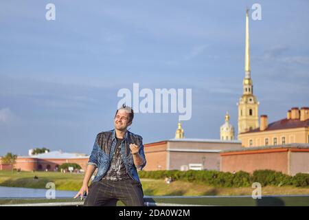 Lächelnder weißer Mann sitzt im historischen Zentrum von Sankt Petersburg, Russland. Stockfoto