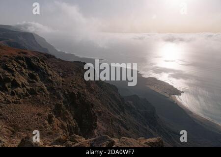 Spektakuläre Landschaft von rauen felsigen Klippen und Meer mit Ruhe Oberfläche an sonnigen Tag Stockfoto