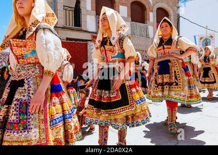 Frauen in der typischen Tracht von Lagartera während der Prozession von Fronleichnam gekleidet. Lagartera, Toledo, Castilla - La Mancha, Spanien, Europa Stockfoto