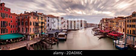 Ein Panoramabild des Canale Grande, aufgenommen von der Rialtobrücke, Venedig, der Region Venetien, Italien.