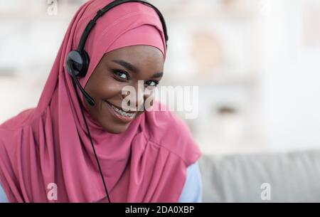 Muslimische Remote-Jobs. Nahaufnahme Der Schwarzen Islamischen Dame In Hijab Und Headset Stockfoto