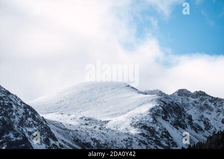 Majestätische Panorama-Landschaft der rauen felsigen Hängen der Pyrenäen Berg Bereich bedeckt mit Schnee unter bewölktem Himmel in El Pas De la Casa Stockfoto
