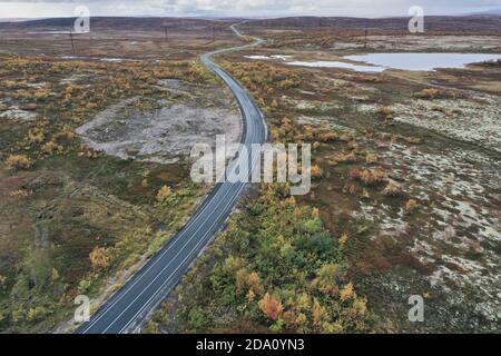 Drohne Ansicht der malerischen gekrümmten Straße führt durch Tal mit Bunte Bäume im Herbst Stockfoto