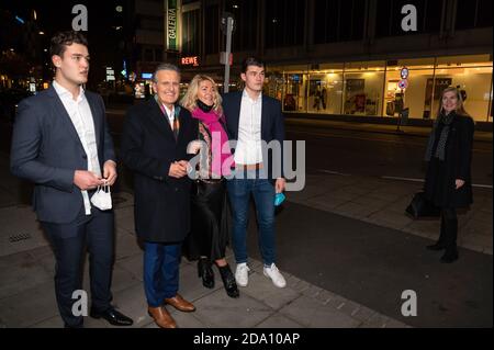 Stuttgart, Deutschland. November 2020. Frank Nopper (CDU, 2. V.l.), CDU-Kandidat für die Bürgermeisterwahl in Stuttgart 2020, kommt mit seiner Frau Gudrun Weichselgartner-Nopper und seinen Söhnen Carl und Franz-Ferdinand bei der Wahl eines neuen Bürgermeisters in Stuttgart zu einer Live-Übertragung. Rechts ist Veronika Kienzle, Kandidatin von Bündnis 90/die Grünen, die die Live-Sendung zuvor verlassen hatte. Am 29. November findet eine mögliche Abwahl statt. Quelle: Sebastian Gollnow/dpa/Alamy Live News Stockfoto