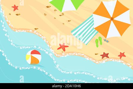 Vektor-Illustration von Draufsicht auf Strand, Sand, Handtuch, Sonnenschirme, Hausschuhe und Ball auf dem blauen Meerwasser. Sommer Illustration in Cartoon flachen Stil Stock Vektor