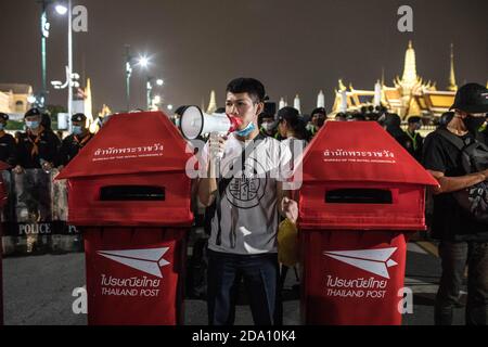 Bangkok, Thailand. November 2020. Während einer regierungsfeindlichen Demonstration in der thailändischen Hauptstadt steht ein prodemokratischer Protestler zwischen zwei Briefkastenboxen der Thailand Post. Prodemokratische Demonstranten gingen auf die Straßen am Democracy Monument, um in Richtung des Großen Palastes zu marschieren, um dem thailändischen König Maha Vajiralongkorn (Rama X) einen Brief zu überbringen. Die Demonstranten wurden von der thailändischen Polizei getroffen, die Stadtbusse und Stacheldraht benutzte, um die Straße zu blockieren. Und Wasserkanonen, um die Menge in Sanam Luang vor dem Großen Palast zu zerstreuen. Kredit: SOPA Images Limited/Alamy Live Nachrichten Stockfoto