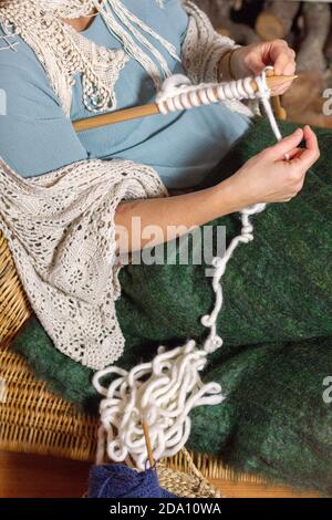 Erwachsene Frau Stricken in gemütlichen Zimmer. Stockfoto