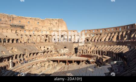 Rom, Italien - 27. April 2019 - Innenaufnahme des Kolosseums in Rom, eines der berühmtesten Wahrzeichen der Welt Stockfoto