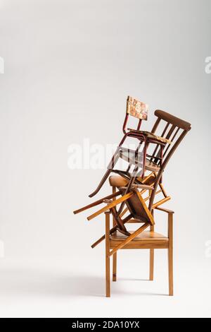 Set von alten Stühlen vor weißem Hintergrund gestapelt Stockfoto
