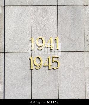 Architektonisches Detail des sowjetischen Kriegsdenkmals im Treptower Park im Zentrum Berlins. Russischer Panzer des Zweiten Weltkriegs Stockfoto