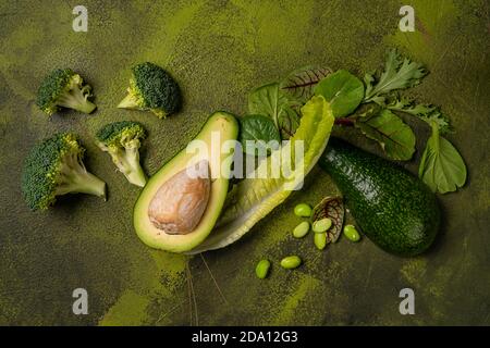 Hintergrund für grüne Lebensmittel. Auswahl an gesunden Lebensmitteln für Herz, Lebenskonzept. Freier Speicherplatz. Leerzeichen für Text. Stockfoto