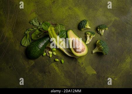 Hintergrund für grüne Lebensmittel. Auswahl an gesunden Lebensmitteln für Herz, Lebenskonzept. Freier Speicherplatz. Leerzeichen für Text. Stockfoto