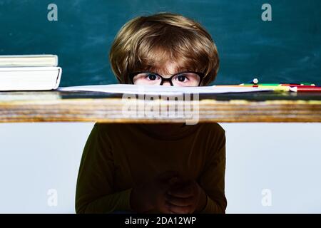 Bildung. Lernkonzept. Schuljunge immer schikaniert in der Schule. Mobbing in der Schule. Stockfoto