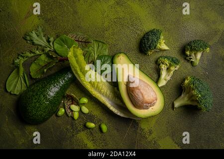 Hintergrund für grüne Lebensmittel. Auswahl an gesunden Lebensmitteln für Herz, Lebenskonzept. Freier Speicherplatz. Leerzeichen für Text. Stockfoto