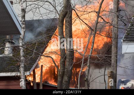 Flammendes Garagenfeuer. Stockfoto