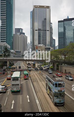 Hong Kong, China, April 2018.Straßenbahn, die im Finanzzentrum der Stadt vorbeifährt. Stockfoto