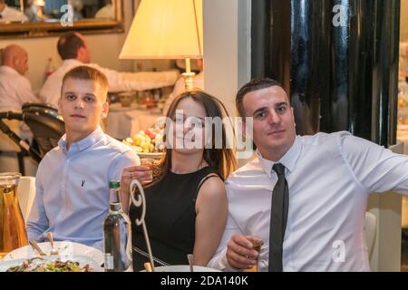 Eine Gruppe von Freunden, die im Restaurant sitzen und zu Abend essen, London, Großbritannien Stockfoto