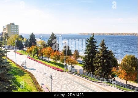 Samara, Russland - 7. Oktober 2018: Blick auf die Wolga mit Schiffen auf dem Wasser Stockfoto