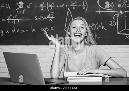 Student bereitet sich auf College-Prüfungen. Schüler. Fröhliche Stimmung lächelt breit in der Universität. Bildung und Campus People Konzept. Stockfoto