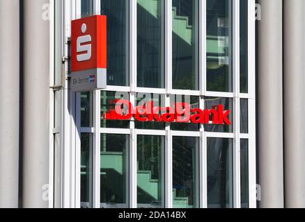 FRANKFURT, DEUTSCHLAND : das Logo der Marke 'Deka Bank', Frankfurt am Main, Deutschland. Stockfoto