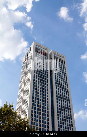 FRANKFURT, DEUTSCHLAND : UBS-Gebäude am Main in Frankfurt, Deutschland. Die UBS AG ist ein Schweizer globales Finanzdienstleistungsunternehmen Stockfoto