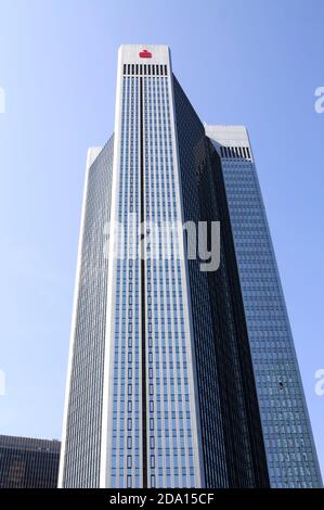 FRANKFURT: Blick auf die DekaBank Zentrale in Frankfurt. Die DekaBank ist einer der größten Vermögensverwalter in Deutschland. Stockfoto