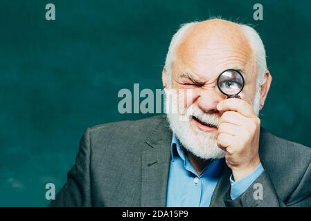 Lehrertag. Bärtiger Lehrer in der Nähe der Tafel in der Schule Klassenzimmer. Lehrer und Nachhilfe Bildungskonzept. Bärtiger Professor am Schulunterricht an Schreibtischen Stockfoto