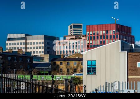 Kings Cross Development - verschiedene Büro- und Wohngebäude rund um die Granary Square Sanierung hinter Kings Cross Station London. Stockfoto