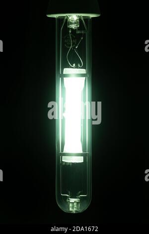 Atlas 400W MB/U röhrenförmige Quecksilberentladungslampe. Ungewöhnlich ist, dass die Lichtbogenröhre mattiert ist und ein leicht diffuses Licht erzeugt Stockfoto