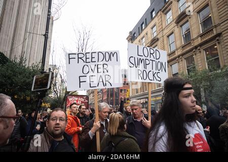 'Freiheit über Angst' und 'Lord Sumption Rocks' Poster an der Anti Lockdown Protest Manchester 08-11-2020 Stockfoto
