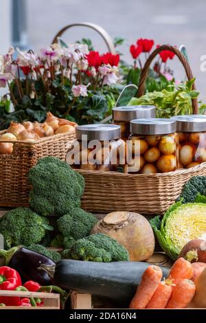 Eine Auswahl an frischem Obst und Gemüse und frischen Produkten, die vor einem Gemüsehändler-Laden in der Hauptstraße in cowes auf der Insel wight ausgestellt werden. Stockfoto