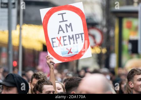 Manchester 08-11-2020, Protestler hält sich Ich bin ein Freies Zeichen über der Menge, in Bezug auf Befreiung vom Tragen einer Maske, Covid, covid-19, England, Großbritannien Stockfoto