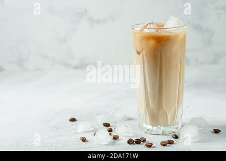 Erfrischende kalte griechische Kaffee Frappe auf grauem Stein Hintergrund. Speicherplatz kopieren Stockfoto