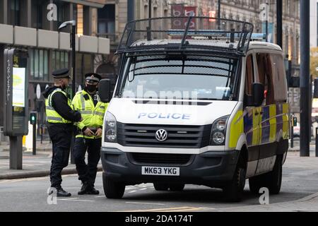 Polizei im Gespräch mit einem Kollegen auf dem Fahrersitz von Der VW-Aufstandswagen im Stadtzentrum von Manchester 08-11-2020 während Die Anti-Lockdown-Proteste Stockfoto